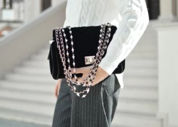 Why Everyone Needs A Good Black Bag In Their Closet