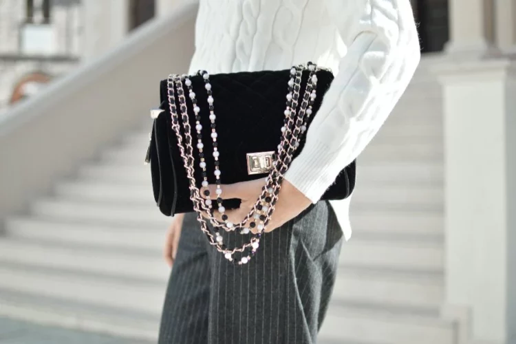 Why Everyone Needs A Good Black Bag In Their Closet