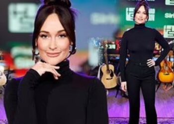 Kacey Musgraves Takes Wardrobe Malfunction In Stride On "Saturday Night Live"