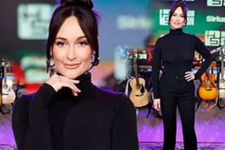 Kacey Musgraves Takes Wardrobe Malfunction In Stride On "Saturday Night Live"